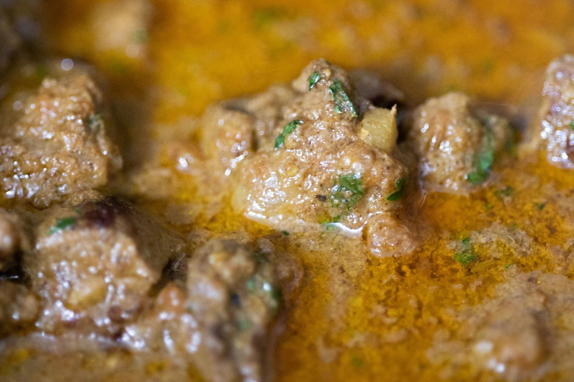 Zbliżenie na tajskie czerwone curry z wołowiną, ziołami i przyprawami