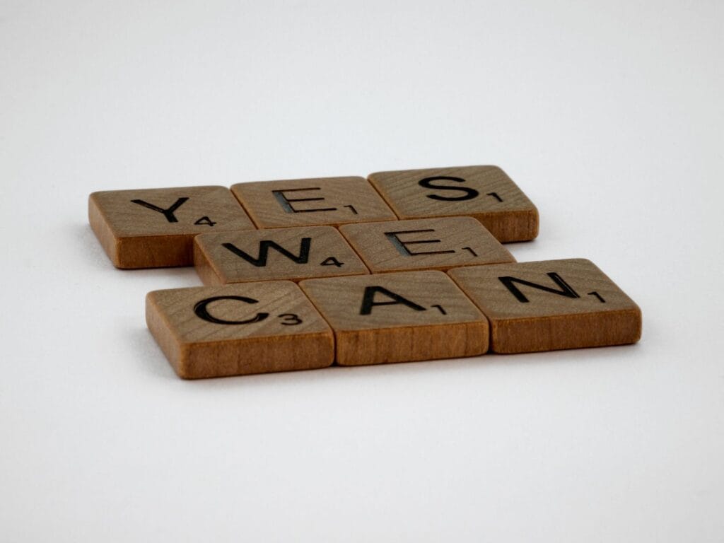 Kafelki Scrabble układające napis Yes We Can na